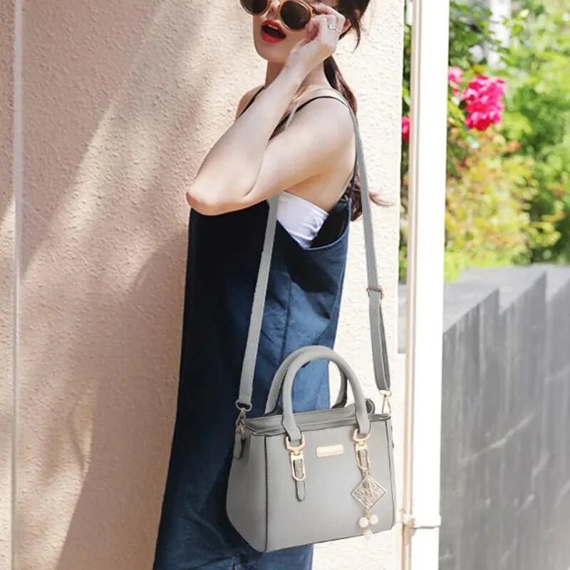 Petit Sac à Main Femme Bandoulière – Sac Chic Vintage en Cuir PU avec Pompon | Luna™